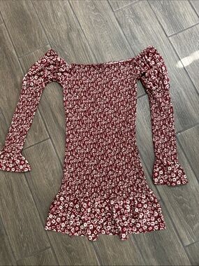 Vibe Off-Shoulder Floral Mini Dress in Burgundy and White. Size Small